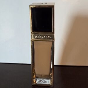 Tom Ford: Shade & Illuminate Soft Radiance Foundation - 8.7 Golden Almond